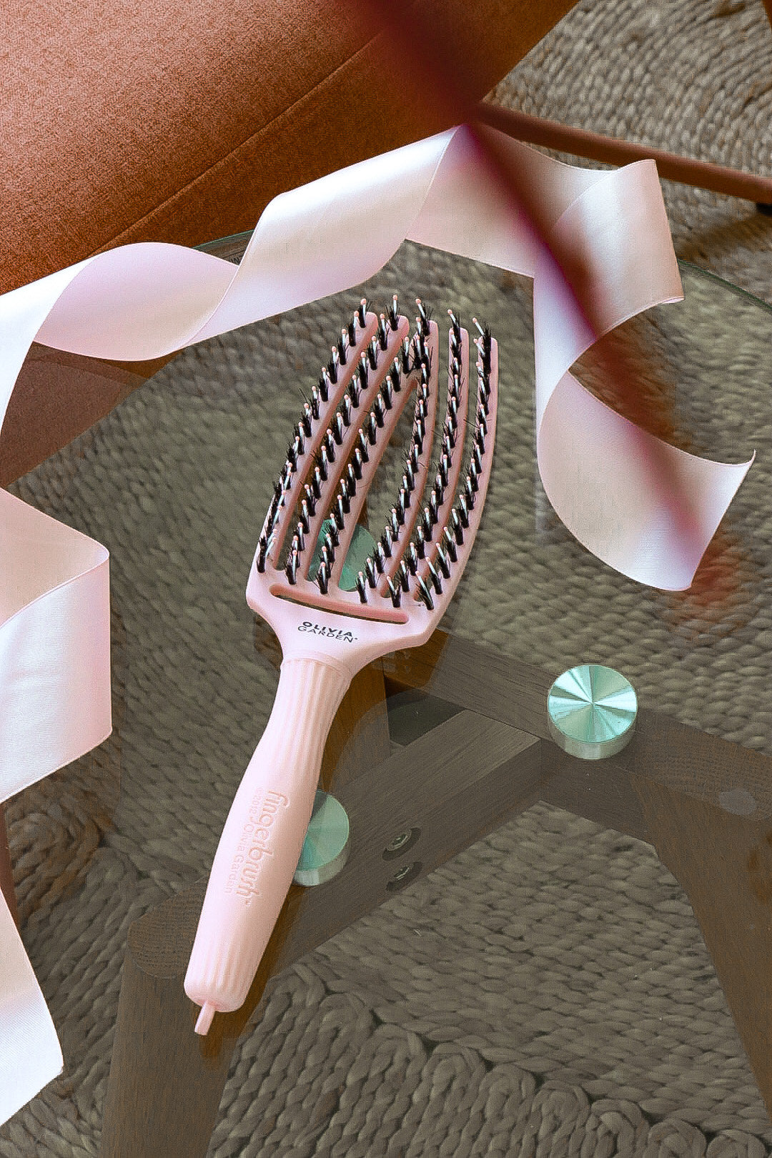 Olivia Garden Fingerbrush Boar & Nylon Pastel Pink – Display Profesional cu 12 Perii pentru Descurcare Ușoară și Strălucire Naturală