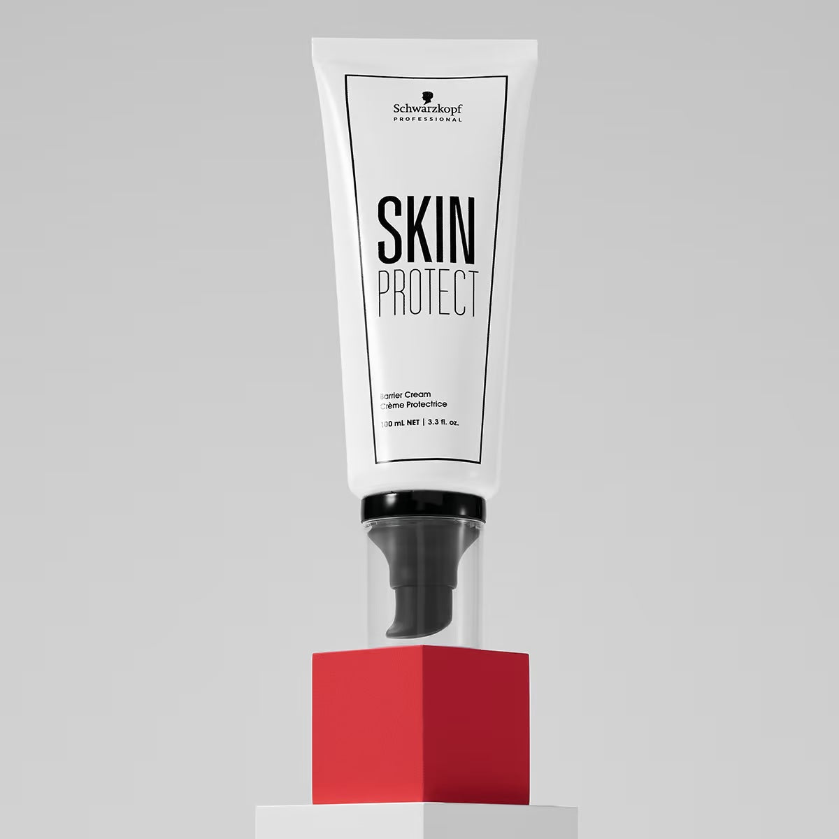 Imagine cu produsul Schwarzkopf Skin Protect Barrier Cream, cremă emolientă ce protejează conturul părului în timpul vopsirii sau permanentului, prevenind petele de culoare și iritațiile pielii.