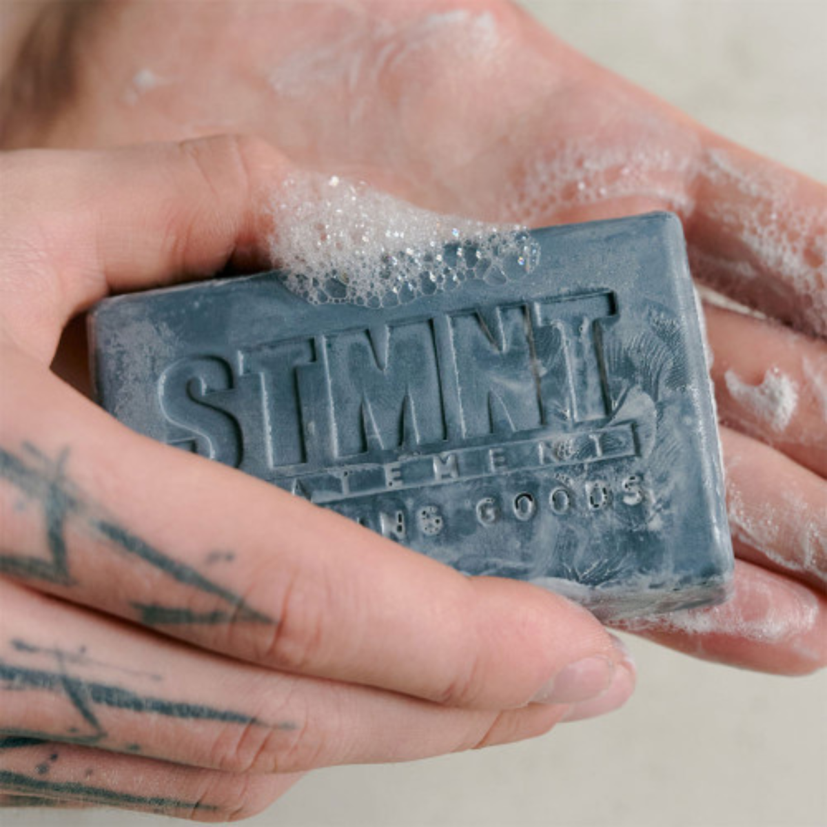 STMNT Grooming Goods Hair & Body Cleansing Bar 125g – Șampon/Săpun Solid cu Efect de Curățare Naturală și Revitalizare pentru Păr și Corp