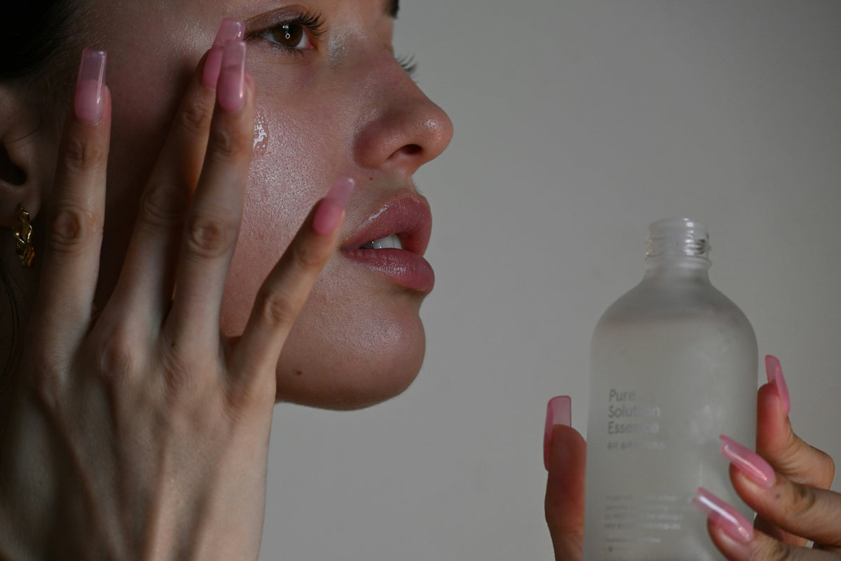 Peeling și Exfoliere: Mecanică vs Chimică, Acizi AHA/BHA și Cum se Folosesc