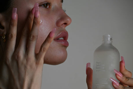 Peeling și Exfoliere: Mecanică vs Chimică, Acizi AHA/BHA și Cum se Folosesc