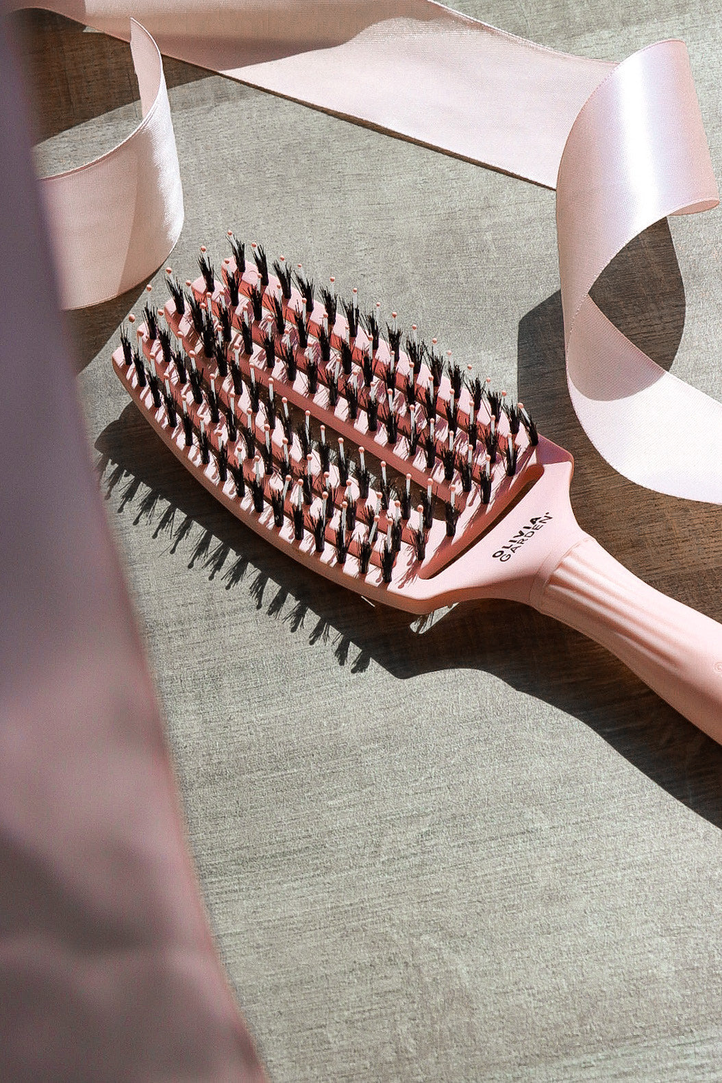 Olivia Garden Fingerbrush Boar & Nylon Pastel Pink – Display Profesional cu 12 Perii pentru Descurcare Ușoară și Strălucire Naturală