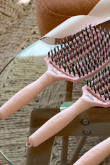 Olivia Garden Fingerbrush Boar & Nylon Pastel Pink – Display Profesional cu 12 Perii pentru Descurcare Ușoară și Strălucire Naturală
