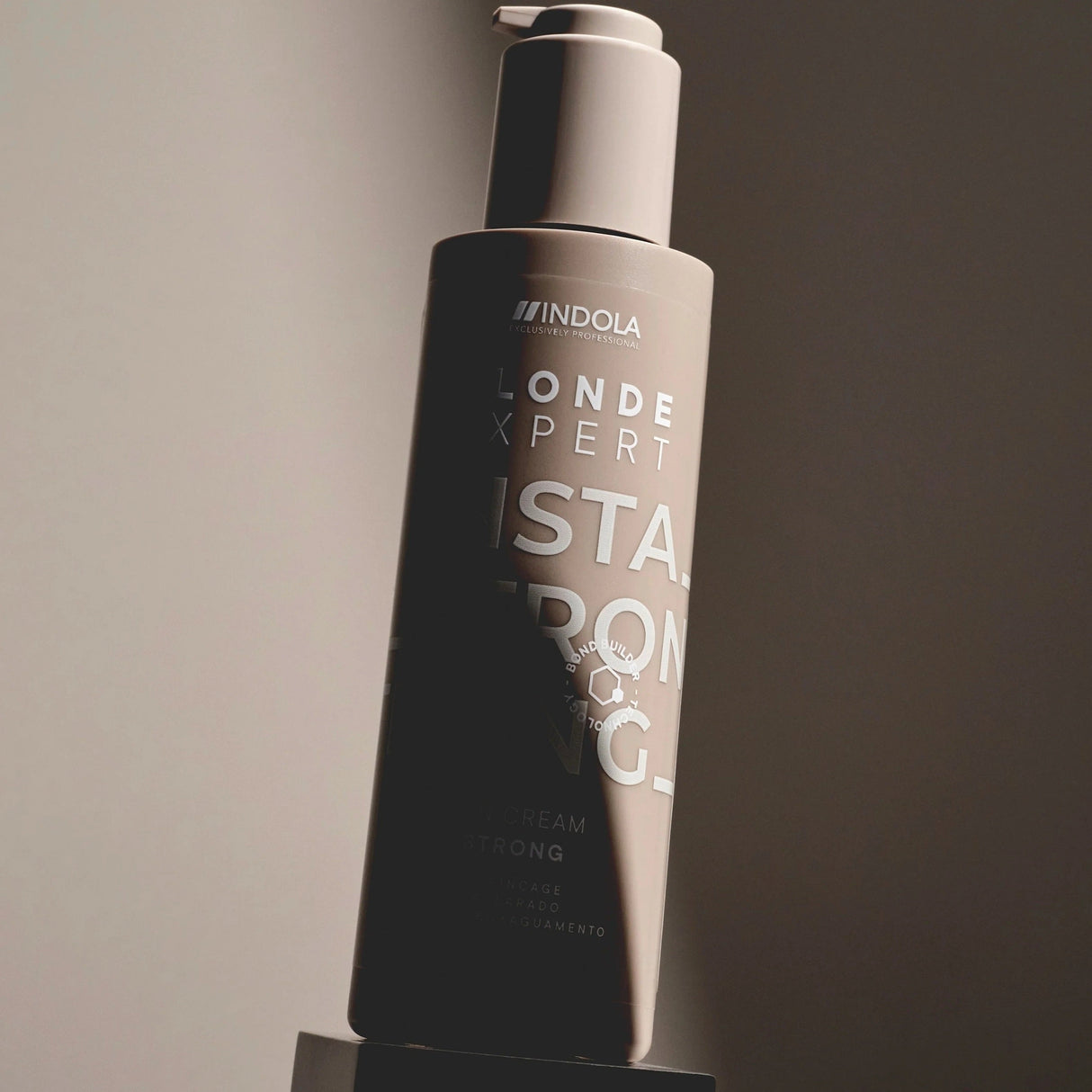 Indola Blonde Expert InstaStrong Leave-In Cream 145ml – Cremă fără clătire cu tehnologie Bond, protecție termică și întărire instantă pentru părul blond, sensibil sau tratat chimic